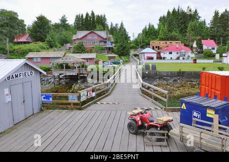 Bambfield, Canada - 21 giugno 2011: Posta e merci sul molo di legno prima di caricarlo nella nave. Foto Stock