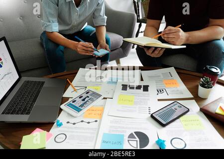 Business people meeting at Office scrivere appunti su appunti appiccicosi. Pianificazione strategia e brainstorming, colleghi pensiero concetto Foto Stock