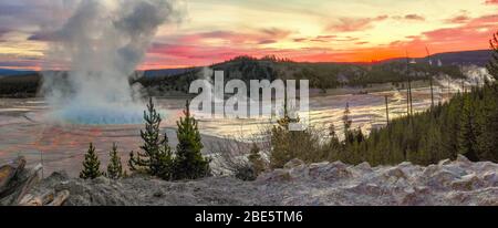 Panoramica dell'Alba alla Grand Prismatic Spring nel Parco Nazionale di Yellowstone Foto Stock