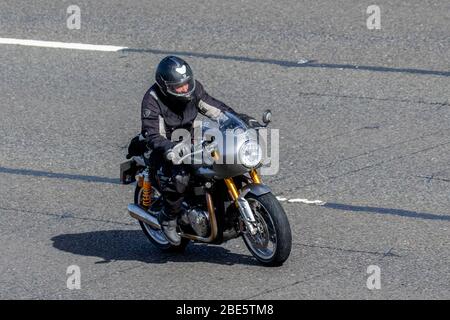 Triumph Motorbike rider; due ruote trasporto, moto, veicolo, strade, moto, moto motociclisti automobilismo sull'autostrada M6 Chorley, Regno Unito Foto Stock