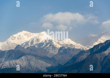 Bella vista della cima di Kangchenjunga in una mattina invernale abbastanza limpida da da Pelling, Sikkim, India Foto Stock