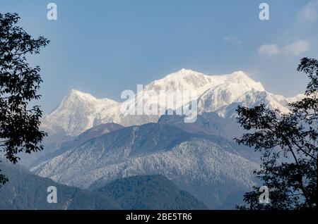 Bella vista della cima di Kangchenjunga in una mattina invernale abbastanza limpida da da Pelling, Sikkim, India Foto Stock