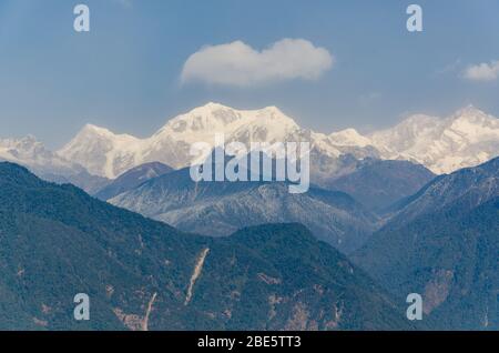 Bella vista del massiccio di Kangchenjunga in una mattina invernale abbastanza limpida da da Pelling, Sikkim, India Foto Stock