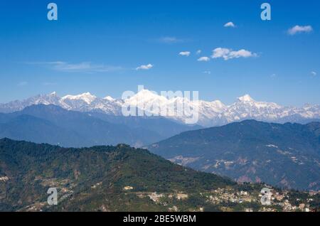 Bella vista di Kangchenjunga e le sue vette di montagna circostanti dal punto di vista Hanuman Tok, Gangtok, Sikkim, India Foto Stock