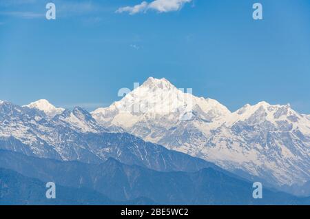 Bella vista di Kangchenjunga e le sue vette di montagna circostanti dal punto di vista Hanuman Tok, Gangtok, Sikkim, India Foto Stock