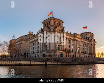 Il Parlamento tedesco edificio Reichstag al tramonto di una serata primaverile. Vista dalla riva orientale del fiume Sprea. Foto Stock