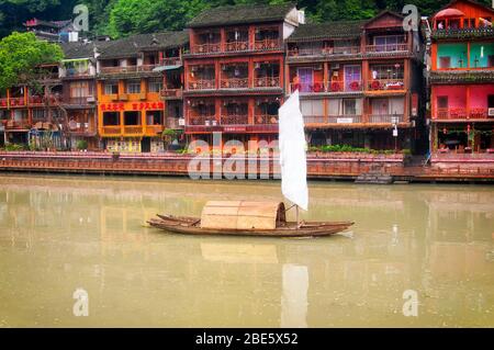 Fenghuang, Cina. 13 settembre 2015. Pensioni e ristoranti lungo il fiume Tuojiang attraverso il villaggio di Fenghuang nella prima mattina a Hunan Foto Stock