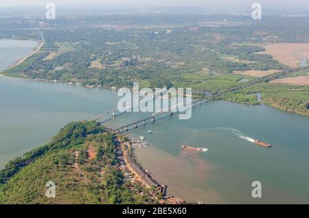 Finestra di volo vista aerea del ponte ferroviario Konkan e del ponte stradale sul fiume Zuari a Cortalim, Marmugao, Goa, India. Foto Stock