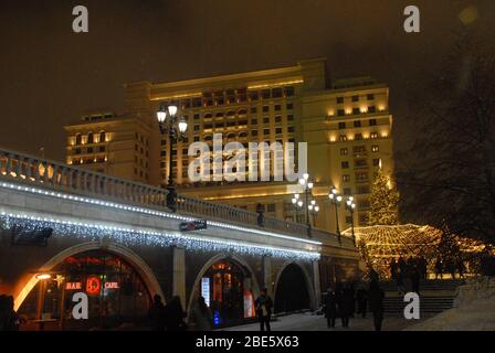 X-Mas ornamenti e illuminazione al parco del centro di Mosca. Foto Stock