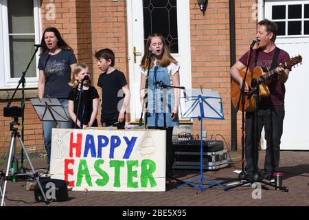 Glasgow, Scozia, Regno Unito, 12th, aprile, 2020. Lockdown a Glasgow. Una famiglia del southside mette in uno spettacolo musicale all'aperto questa soleggiata Domenica di Pasqua alla gioia dei vicini durante l'attuale blocco a causa della pandemia del Covid19. Foto Stock