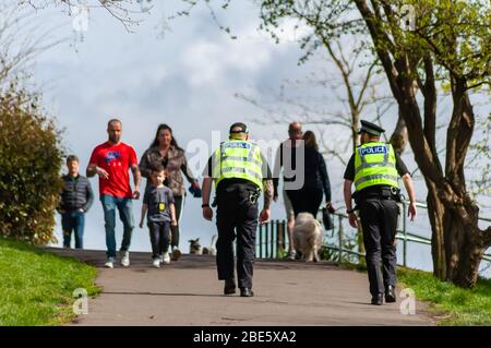 Glasgow, Scozia, Regno Unito. 12 aprile 2020. La Domenica di Pasqua durante il coronavirus pandemico funzionari di blocco della polizia Scozia in servizio nel Queen's Park in un caldo pomeriggio di sole. Credit: Notizie dal vivo SKULLY/Alamy Foto Stock