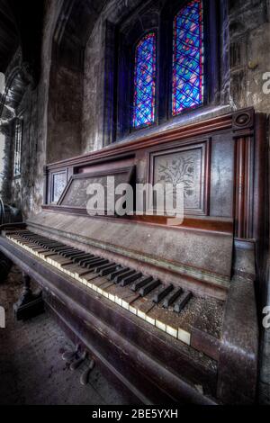 Pianoforte in una chiesa abbandonata Foto Stock