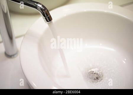 Bagno in hotel. Asciugamani bianchi e lavandino bianco. Foto Stock