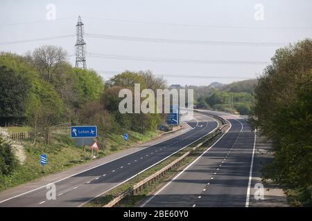 Tratto deserte di solito molto trafficato autostrada A1 al bivio 8 Hitchin, Hertfordshire Regno Unito durante Coronavirus blocco Foto Stock