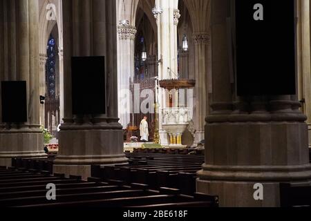 New York, Stati Uniti. 12 aprile 2020. I fedeli della Chiesa sono vuoti di parrocchiani a causa della pandemia di Coronavirus, mentre il Cardinale Timothy Dolan offre la Messa della Domenica di Pasqua nella Cattedrale di San Patrizio a New York domenica 12 aprile 2020. Per la prima volta, il governo degli Stati Uniti e il presidente Trump hanno dichiarato tutti i 50 stati un disastro importante per lo stesso evento. Foto di John Angelillo/UPI Credit: UPI/Alamy Live News Foto Stock