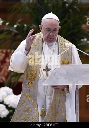 Città del Vaticano, Città del Vaticano. 12 aprile 2020. Papa Francesco consegna il suo messaggio di Urbi et Orbi dopo la Messa domenicale di Pasqua del 12 aprile 2020 a porte chiuse nella Basilica di San Pietro in Vaticano, durante la chiusura del paese, finalizzata a frenare la diffusione del coronavirus. Foto piscina di Galosi/Pool/Spaziani Credit: UPI/Alamy Live News Foto Stock