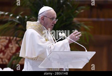 Città del Vaticano, Città del Vaticano. 12 aprile 2020. Papa Francesco consegna il suo messaggio di Urbi et Orbi dopo la Messa domenicale di Pasqua del 12 aprile 2020 a porte chiuse nella Basilica di San Pietro in Vaticano, durante la chiusura del paese, finalizzata a frenare la diffusione del coronavirus. Foto piscina di Galosi/Pool/Spaziani Credit: UPI/Alamy Live News Foto Stock