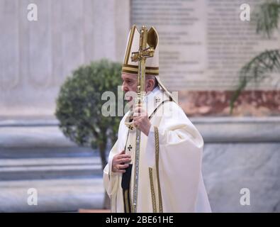 Città del Vaticano, Città del Vaticano. 12 aprile 2020. Papa Francesco celebra la Messa della Domenica di Pasqua il 12 aprile 2020, a porte chiuse, nella Basilica di San Pietro in Vaticano, durante il blocco volto a frenare la diffusione dell'infezione da COVID-19, causata dal romanzo coronavirus. Foto piscina di Galosi/Spaziani/Pool Credit: UPI/Alamy Live News Foto Stock