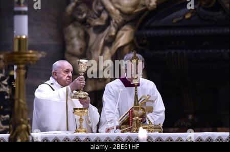 Città del Vaticano, Città del Vaticano. 12 aprile 2020. Papa Francesco celebra la Messa della Domenica di Pasqua il 12 aprile 2020, a porte chiuse, nella Basilica di San Pietro in Vaticano, durante il blocco volto a frenare la diffusione dell'infezione da COVID-19, causata dal romanzo coronavirus. Foto piscina di Galosi/Spaziani/Pool Credit: UPI/Alamy Live News Foto Stock