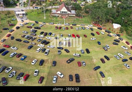 12 aprile 2020 - Daytona Beach Shores, Florida, Stati Uniti - persone in auto assistere Pasqua Domenica servizi presso la Daytona Beach Drive-in Christian Church come un modo per praticare le distanze sociali durante la pandemia di coronavirus il 12 aprile 2020 a Daytona Beach Shores, Florida. L'ordine di soggiorno a casa della Florida esenta i servizi religiosi, ma il governatore Ron DeSantis ha consigliato di non partecipare a riunioni religiose affollate. (Paul Hennessy/Alamy) Foto Stock