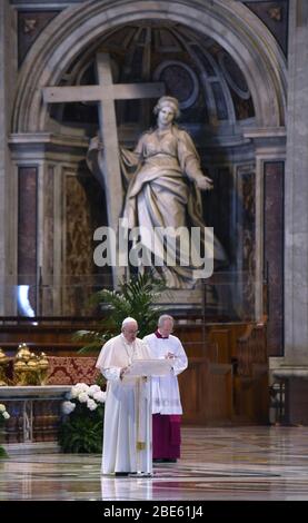 Città del Vaticano, Città del Vaticano. 12 aprile 2020. Papa Francesco celebra la Messa della Domenica di Pasqua il 12 aprile 2020, a porte chiuse, nella Basilica di San Pietro in Vaticano, durante il blocco volto a frenare la diffusione dell'infezione da COVID-19, causata dal romanzo coronavirus. Foto piscina di Galosi/Spaziani/Pool Credit: UPI/Alamy Live News Foto Stock