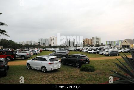 12 aprile 2020 - Daytona Beach Shores, Florida, Stati Uniti - persone in auto assistere Pasqua Domenica servizi presso la Daytona Beach Drive-in Christian Church come un modo per praticare le distanze sociali durante la pandemia di coronavirus il 12 aprile 2020 a Daytona Beach Shores, Florida. L'ordine di soggiorno a casa della Florida esenta i servizi religiosi, ma il governatore Ron DeSantis ha consigliato di non partecipare a riunioni religiose affollate. (Paul Hennessy/Alamy) Foto Stock