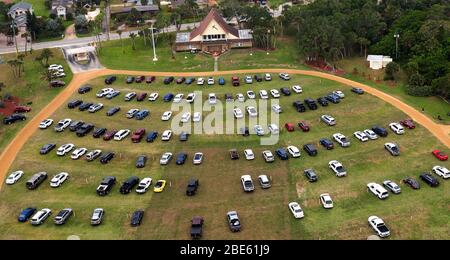 12 aprile 2020 - Daytona Beach Shores, Florida, Stati Uniti - persone in auto assistere Pasqua Domenica servizi presso la Daytona Beach Drive-in Christian Church come un modo per praticare le distanze sociali durante la pandemia di coronavirus il 12 aprile 2020 a Daytona Beach Shores, Florida. L'ordine di soggiorno a casa della Florida esenta i servizi religiosi, ma il governatore Ron DeSantis ha consigliato di non partecipare a riunioni religiose affollate. (Paul Hennessy/Alamy) Foto Stock