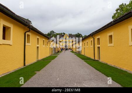 Sentiero che conduce al palazzo nei terreni di Schloss Hellbrunn, Salisburgo, Austria. Foto Stock