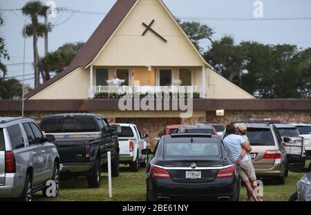 12 aprile 2020 - Daytona Beach Shores, Florida, Stati Uniti - persone in auto assistere Pasqua Domenica servizi presso la Daytona Beach Drive-in Christian Church come un modo per praticare le distanze sociali durante la pandemia di coronavirus il 12 aprile 2020 a Daytona Beach Shores, Florida. L'ordine di soggiorno a casa della Florida esenta i servizi religiosi, ma il governatore Ron DeSantis ha consigliato di non partecipare a riunioni religiose affollate. (Paul Hennessy/Alamy) Foto Stock