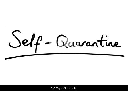 Auto-quarantena scritta a mano su sfondo bianco. Foto Stock