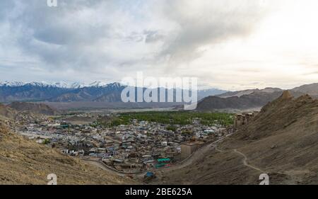 Panorama della città di Leh dal Tempio di Tsemo Maitreya, con la catena montuosa dell'Himalaya e la valle verde, Ladakh Union Territory, India Foto Stock