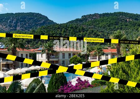 Nastro barriera - quarantena, isolamento, divieto di ingresso. Non incrociare. Piscina per vacanze Foto Stock