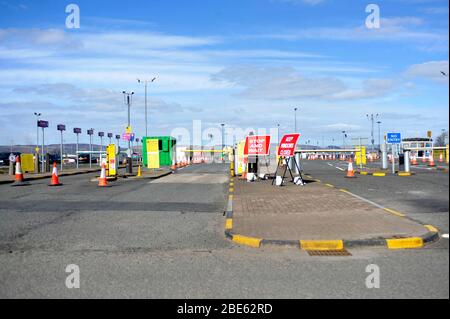 Glasgow, UK, 12 aprile Centro di test Covid-19 per il personale NHS presso il parcheggio per soggiorni prolungati all'Aeroporto di Glasgow. La domenica di Pasqua è normalmente uno dei giorni più frequentati dell'anno per viaggiatori e acquirenti, ma Covid-19 ha portato la vita nel Regno Unito a un arresto. Foto Stock