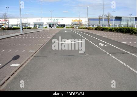 Glasgow, Regno Unito, 12 aprile deserte centro commerciale Intu a Braehead a Glasgow. La domenica di Pasqua è normalmente uno dei giorni più frequentati dell'anno per viaggiatori e acquirenti, ma Covid-19 ha portato la vita nel Regno Unito a un arresto. Foto Stock