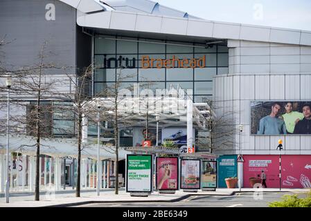 Glasgow, Regno Unito, 12 aprile deserte centro commerciale Intu a Braehead a Glasgow. L'autobus ferma senza passeggeri la domenica di Pasqua. La domenica di Pasqua è normalmente uno dei giorni più frequentati dell'anno per viaggiatori e acquirenti, ma Covid-19 ha portato la vita nel Regno Unito a un arresto. Foto Stock