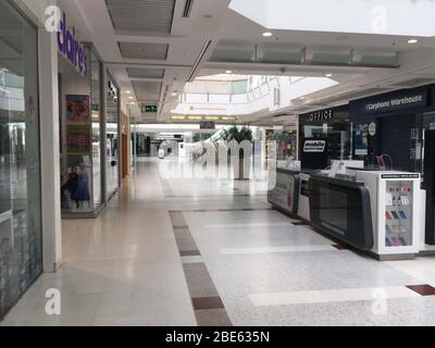 Glasgow, UK, 12 aprile all'interno del deserato centro commerciale Intu a Braehead a Glasgow. La domenica di Pasqua è normalmente uno dei giorni più frequentati dell'anno per viaggiatori e acquirenti, ma Covid-19 ha portato la vita nel Regno Unito a un arresto. Foto Stock