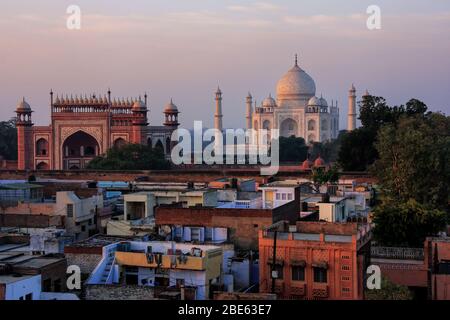 Tetti di Taj Ganj vicinato e Taj Mahal di Agra, India. Taj Mahal fu costruito nel 1632 dall'imperatore Shah Jahan come memoriale per la sua seconda moglie Mu Foto Stock