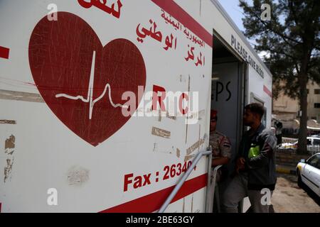 Sanaa, Yemen. 12 aprile 2020. Un uomo yemenita attende di donare sangue a Sanaa, Yemen, 12 aprile 2020. La Sanaa di Yemeni ha lanciato domenica una campagna di donazione di sangue come uno sforzo per rafforzare l'approvvigionamento di sangue tra le crescenti preoccupazioni dell'epidemia di coronavirus. Credit: Mohammed Mohammed/Xinhua/Alamy Live News Foto Stock