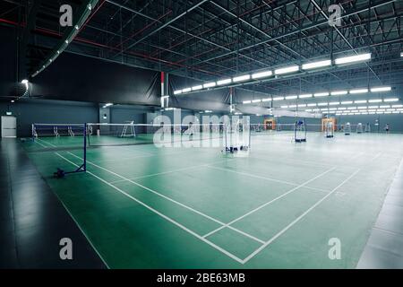 Grande palestra vuota con campi da tennis e badminton nel club benessere Foto Stock