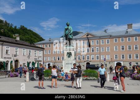 Il Monumento di Mozart in piazza Mozartplatz, Salisburgo, Austria. Foto Stock