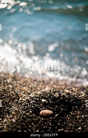 Bellissima spiaggia di ciottoli, piccola onda. Adler. Sochi. Foto Stock
