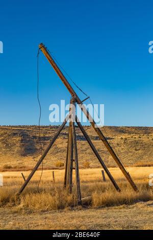 Derrick di fieno per sollevare e spostare fieno sciolto o calato al P Ranch in Malheur National Wildlife Refuge, Oregon, Stati Uniti Foto Stock