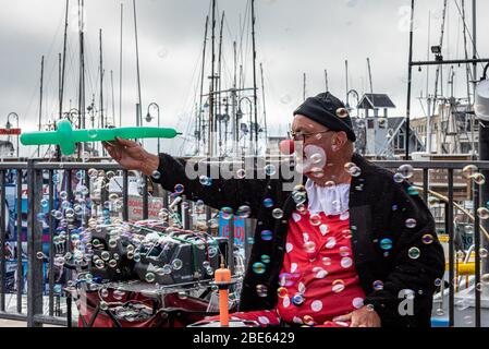 San Francisco, California, Stati Uniti - 1 agosto 2019. Clown che fa palloncini sulle strade di San Francisco in Fisherman's Wharf Foto Stock