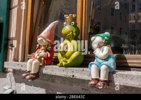 Bella vetrina di ornamenti da giardino su una vetrata di un negozio a Salisburgo, Austria. Foto Stock