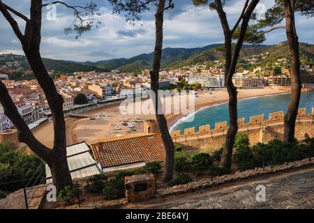 Pittoresca località di Tossa de Mar sulla Costa Brava in Catalogna, Spagna, spiaggia, il mare e paesaggio urbano dall'alto. Foto Stock