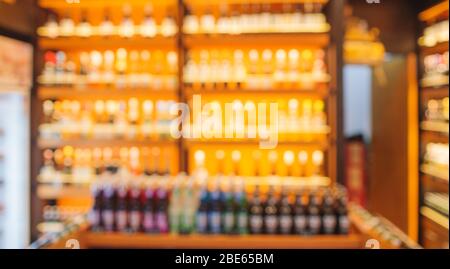 Lo sfondo sfocato defocalizzata birre sono il raffreddamento in frigo, freezer o ripiano per frigorifero. Defocalizzata sfocata vita notturna, Night Club, Bar, Pub, Store o G Foto Stock