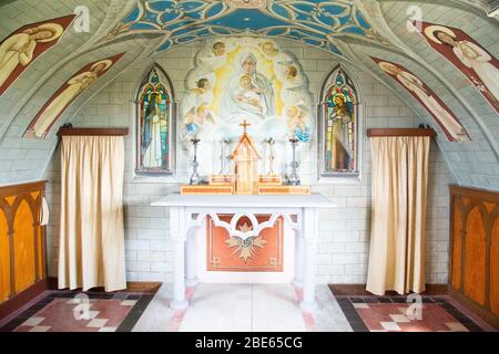 Questa cappella è stata costruita dai prigionieri di guerra italiani su un'isola di Orcadi utilizzando una capanna Nissan dipinta all'interno e all'esterno. Hanno anche aggiunto caratteristiche della chiesa. Foto Stock