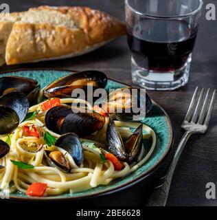 Cozze di aglio sulla pasta. Foto Stock