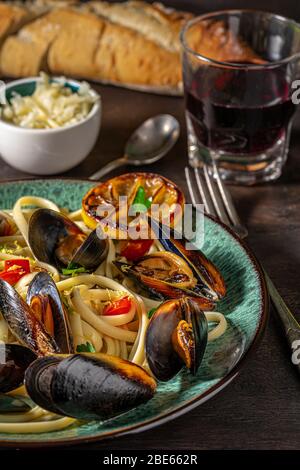 Cozze di aglio sulla pasta. Foto Stock