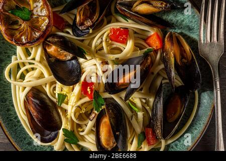 Cozze di aglio sulla pasta. Foto Stock